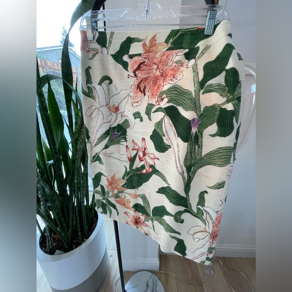 Ann Taylor lined fitted skirt with zipper closure.
